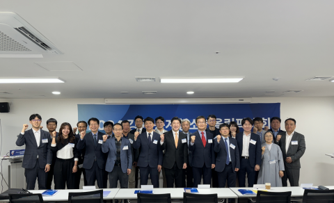 2024 강원 동계청소년올림픽대회 조직위원회는 5월 2일 서울 중구 한국관광공사 서울사무소(15층)에서 ‘2024 강원 동계청소년올림픽대회 성과와 과제 포럼’ 개최를 위한 기념 촬영을 했다.