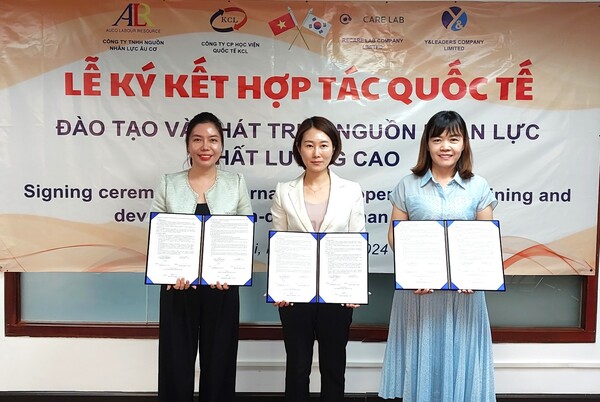 와이앤리더스 김윤영 대표(가운데)와 ALR NGO HOANG ANH 대표(왼쪽), KCL PHAM THI THU THANH 센터장(오른쪽)이 18일 하노이에 위치한 ALR 회의실에서 계약체결 후 기념촬영을 하고 있다./사진=와이앤리더스 제공.
