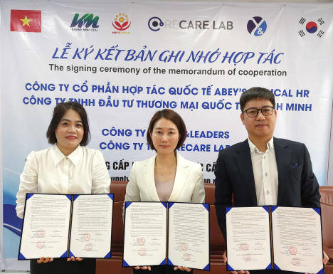 와이앤리더스 김윤영 대표(가운데)와 KM그룹 NGUYEN THI MINH 대표(왼쪽), ABEY’S NGUYEN CHI TIEN 대표(오른쪽)가 17일 베트남 하노이에 위치한 ABEY’S 본사 회의실에서 계약체결 후 기념촬영을 하고 있다./사진=와이앤리더스 제공.