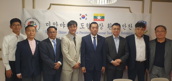 환영만찬 후 합동 기념촬영./사진=세계어린이태권도연맹 제공.
