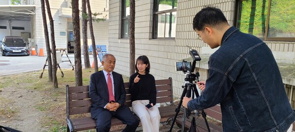 성남 2호 법정 재판 후 대안연대(간사 권지원)와 국정원장 고발 사건의  실체를 설명하는 인터뷰 장면/사진 제공 대안연대