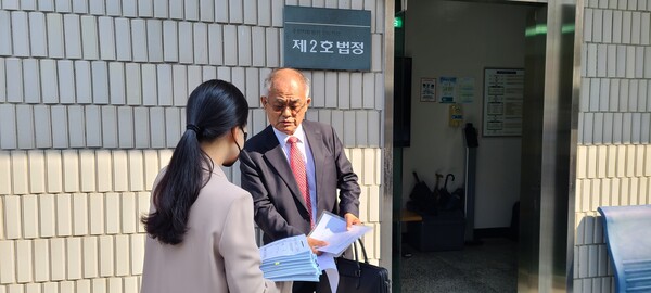 재판 후 국선변호인에게 향후 4명의 증인 신청(국가정보원 핵심 보직자)관련 이유 및 배경에 대해 설명하는 장면/사진 제공  최수용 공작관 TV대표