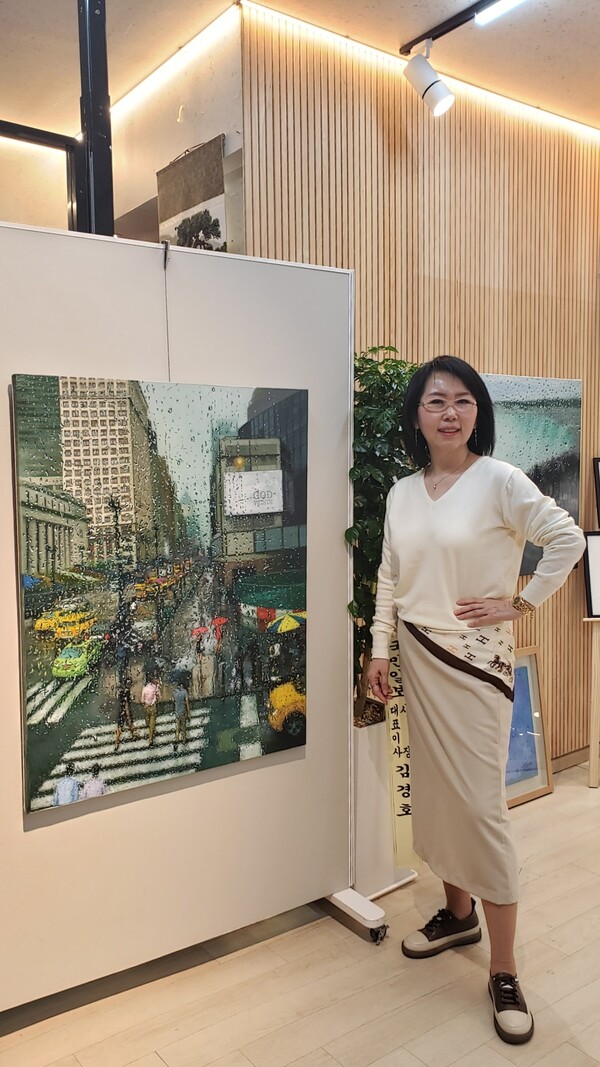 전시회장에서 자신의 작품 앞에서 선 남혜경 작가/사진=뉴스비전DB