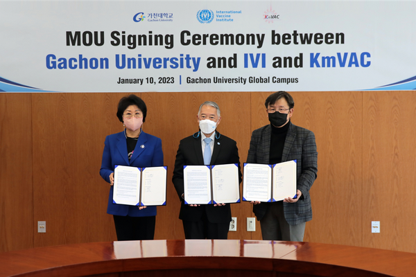가천대 최미리 수석부총장(左), 국제백신연구소 제롬 김 사무총장(中), 신·변종 감염병 mRNA백신 사업단 홍기종(右) 단장 / 사진=가천대학교 제공