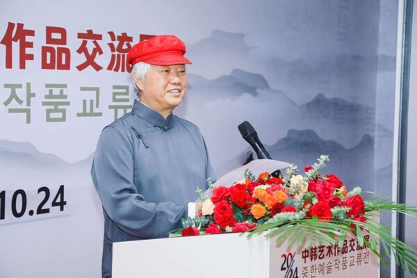   심양 시립미술관 개막행사에서 인사말을 하는 차홍규 한중미술협 회장