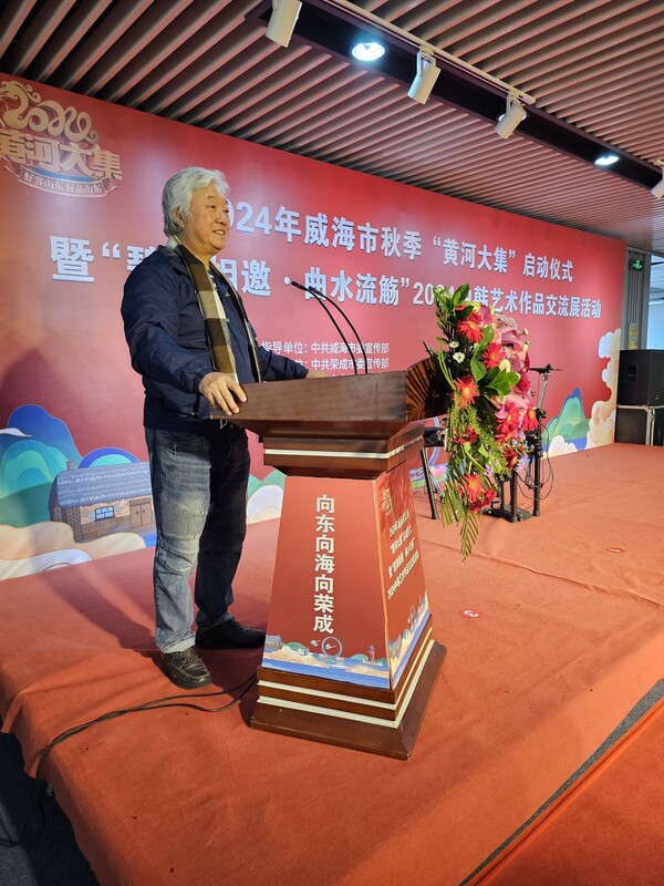   영성 시립미술관 개막행사에서 인사말을 하는 차홍규 한중미술협 회장