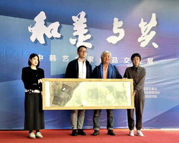   위해 시립미술관 개막행사에서 차홍규 회장의 작품이 미술관에 영구 소장 됨을 선포