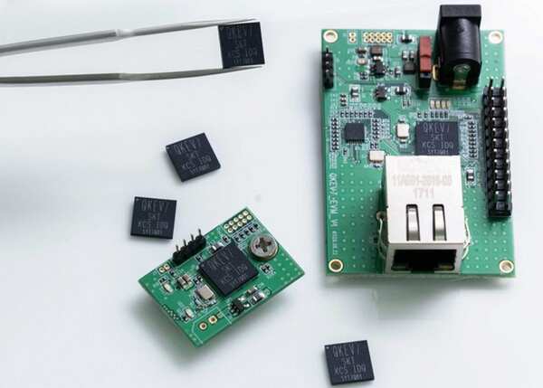 양자암호원칩과 이를 탑재한 구간양자암호단말장치. / 사진=SK텔레콤 제공