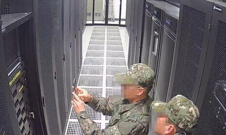 중앙선거관리위원회 폐회로텔레비전(CCTV)에 찍힌 국군정보사령부 장교 등의 중앙선관위 전산 서버 촬영 모습./사진=국회 행정안전위원회 제공