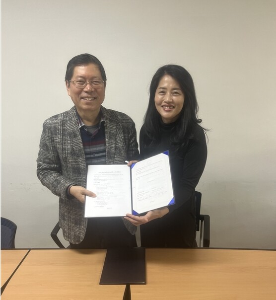 2025년 1월 13일 동국대학교 인간공학실험실에서 진행된 산학협력 양해각서 체결식. 왼쪽부터 오마주케어 박승훈 대표, 동국대 염세경 교수./사진=오마주케어 제공.