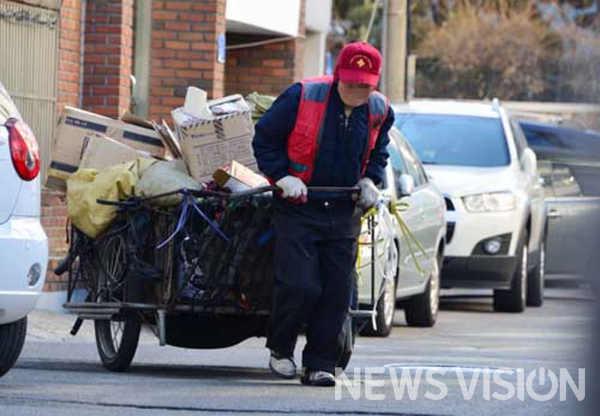 폐지 줍는 노인