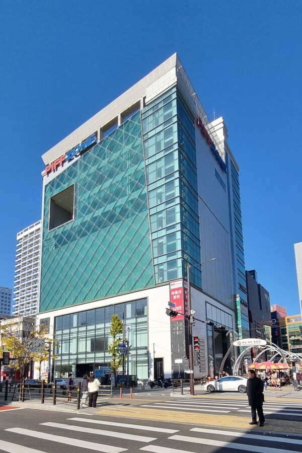 부산광역시 중구 남포동 영화의 거리에 위치한 랜드마크 건물 '피프존(PIFF ZONE)' 전경. 피프존 빌딩 용도는 판매 및 영업시설, 근린생활시설, 위락시설로 구분되며약 1200~1400억원의 가치.피프존은 네이처리퍼블릭의 계열회사로 분류된다./사진=네이처리퍼블릭 제공
