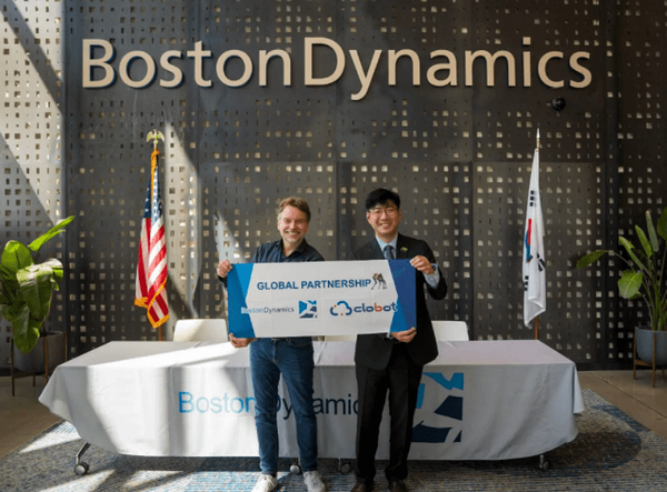 마크 티어만 보스턴다이내믹스 최고전략책임자(左)와 김창구 클로봇 대표(右)가 전략적 파트너십을 체결하고 기념 사진을 찍고 있다. / 사진=클로봇 제공