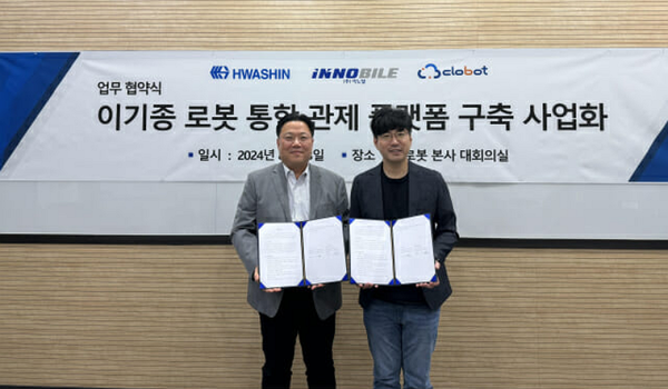 이노빌 김태용 대표(左)와 클로봇 김창구 대표(右)가 업무협약식에서 기념촬영을 하고 있다. / 사진=클로봇 제공