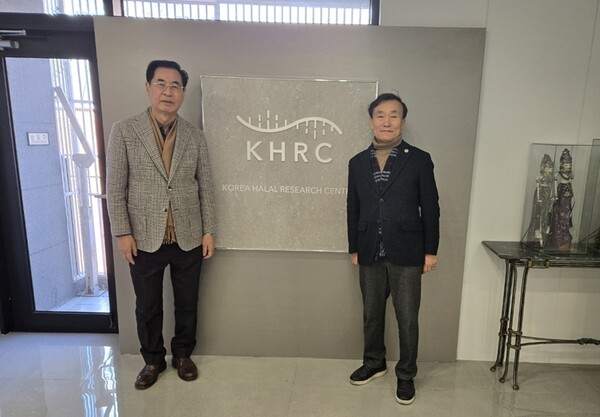 재외동포신문사 이상기 회장, 17일 (인천)ㆍ20일(부산) 개최 예정인 '인도네시아 할랄 인증 대응 전략설명회'에 앞서 준비 모임차원에서 부산소재 부산인도네시아센터 소재 인도네시아 할랄청 한국대표부(김수일 대표)를 방문 기념촬영