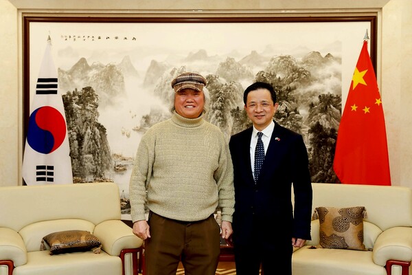 다이빙 신임 중국 대사와 대담에 앞서 기념 촬영하는 차홍규 한중미술협회장