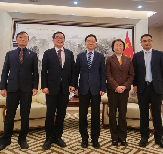 사단법인 한중안보평화포럼 임원진 주한 중국대사 예방, 좌측부터 이상기 전임 회장.백승주 회장, 다이빙 중국대사.윤주경 전 국민의힘 국회의원.팡쿤 공사/사진=포럼측 제공