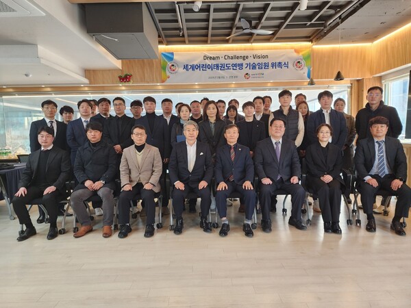 세계어린이태권도연맹은 본부 직속기구로 '기술위원회'를 발족시켰다. 동 위원회를 총괄지휘하는  기술위 총괄의장으로 강익필 사범(태강원 원장)을 임명하였다. 기술위원회 주요 임원진들에게 임명장 수여식 후 합동으로 기념사진/사진=세계어린이태권도연맹(WCTU)제공.