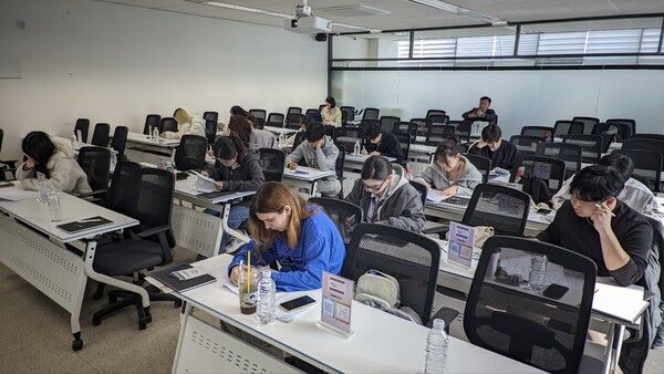 케이글 파닉스 한글교육 수강장면/진=(사)고려인글로벌네트워크 제공