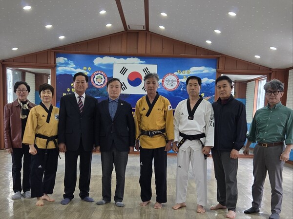 전북시니어태권도협회 본부 수련 태권도장에서 전북시니어태권도협회 정선진 회장(좌측에서 세번째),세계어린이태권도연맹 이상기 총재(내번째).최재균 전북시니어태권도협회 상임부회장(우측 내번째)합동 기념촬영/사진=세계어린이태권도연맹 제공