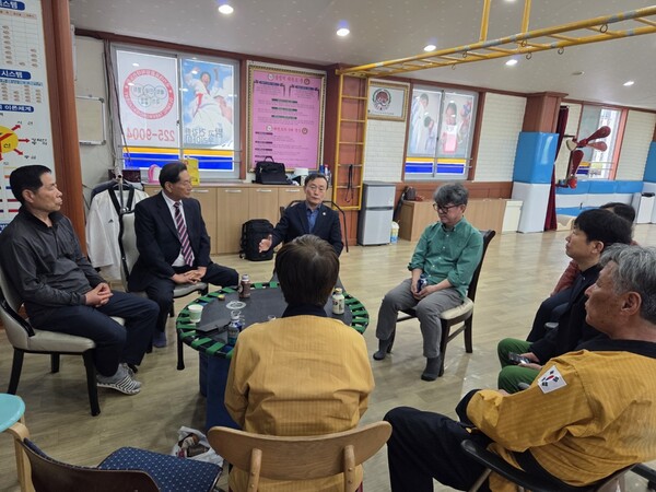 향후 경락품세와 시니어태권도와의 상관관계 및  협력 필요성에 대해 세계어린이태권도연맹 이상기 총재가 전북특별자치도 시니어태권도협회 정선진 회장을 비롯한 임원진들에게 설명하는 장면/사진=세계어린이태권도연맹 제공