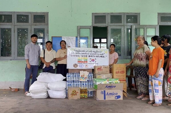 현지인들과 함께 지진피해 복구사업 선봉에서 봉사하는 이준석 선교사(태권도 사범)/사진 세계어린이태권도연맹 제공