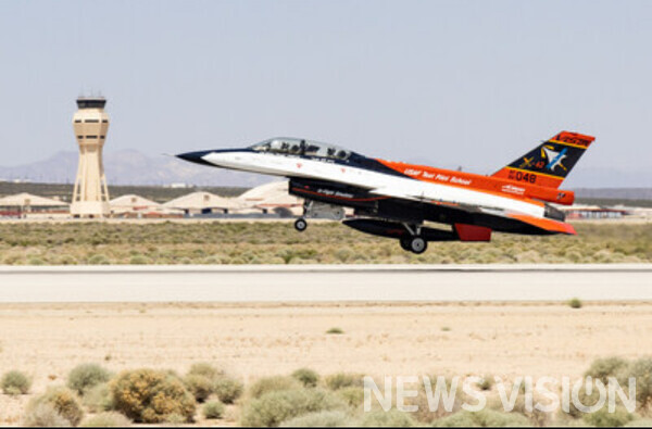 Photo description= Shield AI is a company that succeeded in actual flight by installing its unmanned pilot system, Hivemind, on the X-62 VISTA, which was remodeled from F-16 fighter jets.