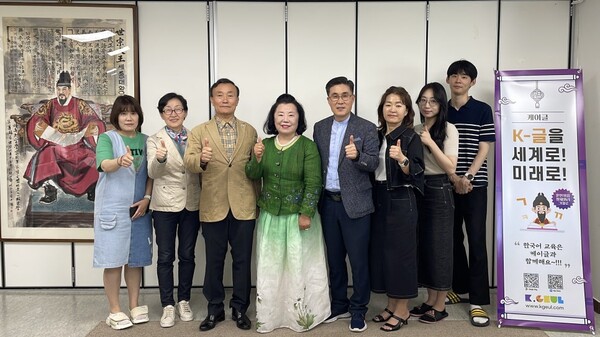 (사)케이컬쳐진흥원(원장 이상기) 관계자들과 시장진출 미팅 후 한태글로벌문화센터 황진호 대표와 기념사진 촬영/사진=케이컬쳐진흥원 제공