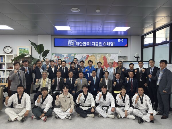 태권도 주요 지도자들이 "진짜 대한민국!  지금은 이재명" 케치 프레이즈를 걸고 지지선언 기념촬영/사진=코리아태권도 유네스코등재 추진단 제공