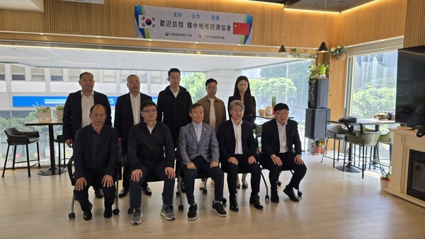 좌담회 마치고 중국 뤄디시 기업가 대표단과 기념촬영/사진=한중지역경제협회 제공.