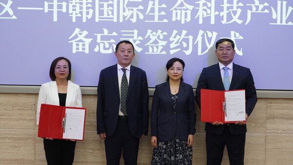 (사진 맨 오른쪽)손상훈 제이준코스메틱 대표가 최근 중국 충칭시를 방문해 현지 정부 및 징둥닷컴 관계자들과 업무협약을 체결한 후 기념촬영을 하고 있다. / 사진=제이준코스메틱 제공