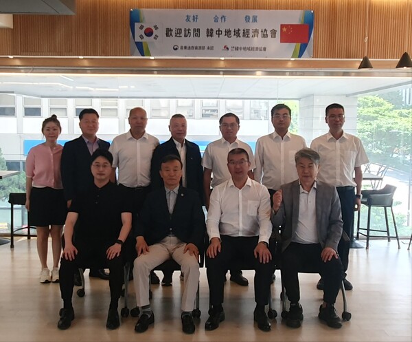 한중지역경제협회 본부를 방문한 익양시 농업대표단과 합동 기념촬영/사진 한중지역경제협회 제공