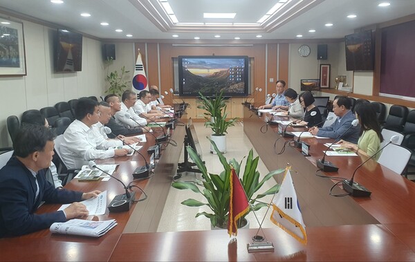 경기도농업기술원 방문해서 교류ㆍ협력 방향에 대한 의견교환/사진 한중지역경제협회 제공