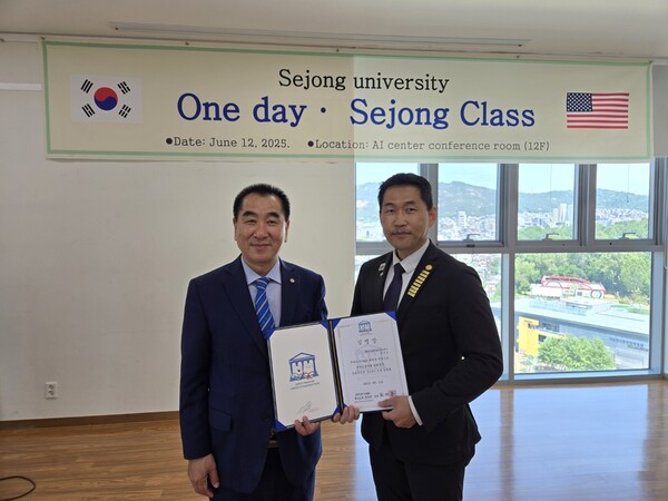 KOREA 태권도유네스코 추진단 최재춘 단장이  양복선 미국 품새대표팀 감독에게 해외홍보대사 임명장 수여식을 진행/사진=유네스코 추진단 제공