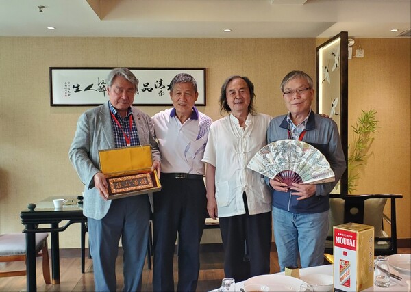 1780년 자신들의 선조들의 역사적인 사건을 기념하기 위해 합동 기념촬영, 좌로부터 박만춘 반남 박씨 종친회 부회장,호락부(호삼다, 당시 연암 박지원 필담자 5대 종손), 연암 전문역사가 백성덕(白成德) 선생, 박찬구 연암 박지원 7대 종손/사진=한중지역경제협회 제공