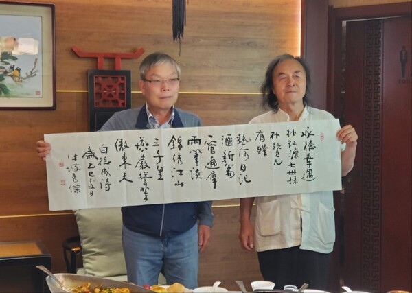 연암 전문역사가 백성덕 선생이 역사적인 두 가문간의 만남의 감회를 시로 서체화 한 작품을 박찬구 선생에게 전달 장면/사진=한중지역경제협회 제공