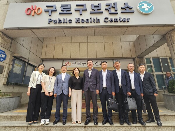 한중지역경제협회 주선으로 대련시 민정국대표단 서울 구로구 보건소 방문 후 구로구 보건소 관계자와   합동사진 촬영/사진=한중지역경제협회 제공