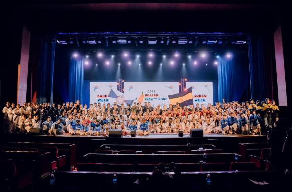 콜롬보 BMICH 행사장에서 대사배 태권도 대회 기념촬영