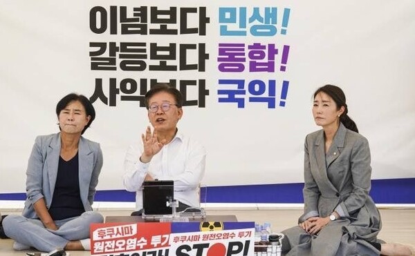 이재명 대통령(사진 가운데)이 더불어민주당 대표시절 단식하는 현장에서 응원하고 있는 강선우 여성가족부장관 후보자(사진 오른쪽)