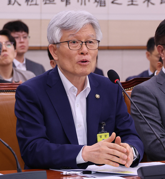 최동석 인사혁신처장이 지난 22일 국회 법사위원회 전체회의에 출석하여 의원들의 질의에 답변하고 있다.