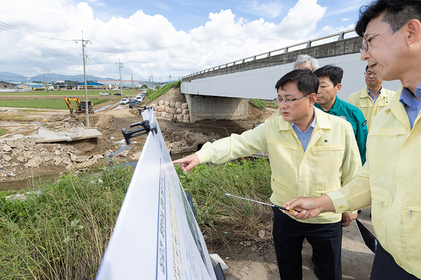 삽교천 제방 유실 현장을 방문해 정확한 상황을 파악하고 복구 방법을 논의하는 김성환 환경부장관