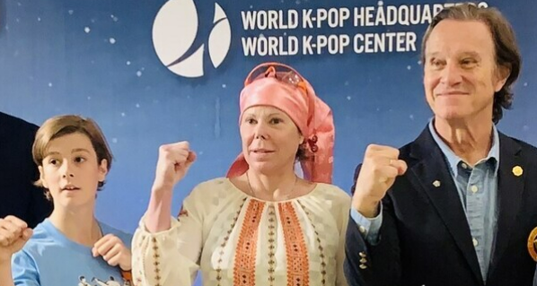 Princess Kalina of Bulgaria (center), along with her husband Kitin Muñoz and their son Simeon, poses for a commemorative photo at a photo zone during their visit to Korea in 2023.