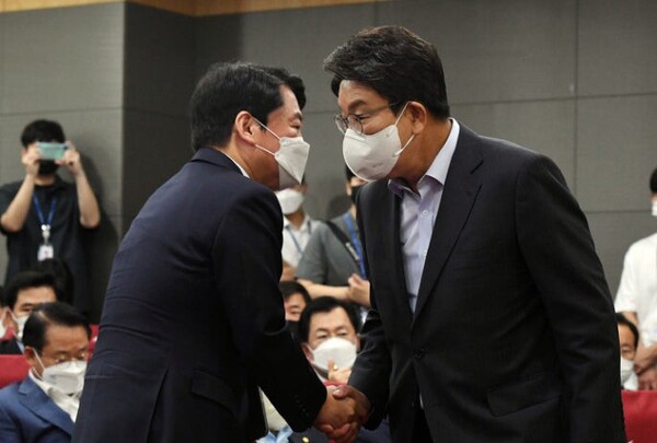 영혼없는 악수 나누는 안철수의원(사진 왼쪽)과 권성동의원(사진 오른쪽)