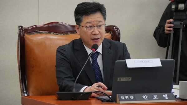 국회에서 환경노동위원회 전체 회의를 진행하고 있는 안호영위원장