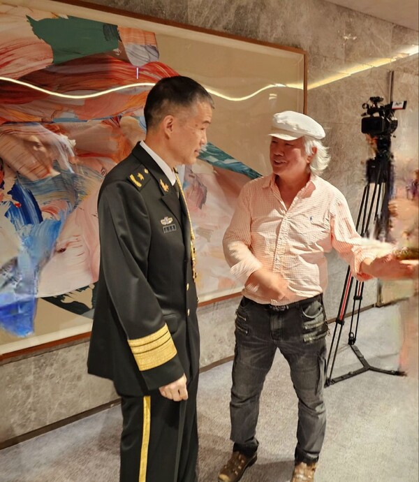왕징궈 주한 중국 무관과 담소를 나누는 차홍규 한중미협 회장./사진=한중미술협회 제공.