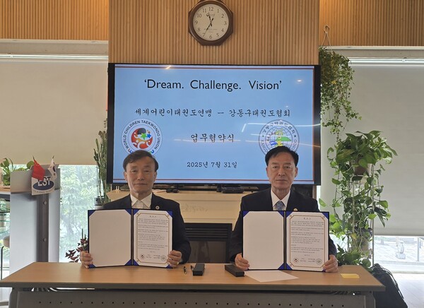 The World Children's Taekwondo Federation (President Lee Sang-gi) and the Gangdong-gu Taekwondo Association (Chairman Ji Hyun-chul) held an MOU signing ceremony on July 31 at the headquarters of the World Children's Taekwondo Federation located in Gangnam-gu./Photo courtesy of the World Children's Taekwondo Federation.