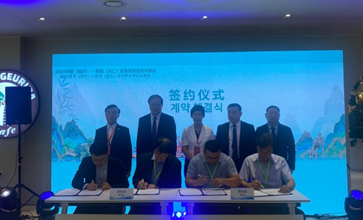 한중 기업간 계약체결식에서  한중지역경제협회 이상기 회장. 중국 린이시 인민정부  손덕사 부시장.황미상 용인특례시의회 의원,왕우전 린이시란산구상가관리위원회 부주임,왕광위 린이시 인민대외우호협회 상무 부회장 참석했다./사진=한중지역경제협회 제공