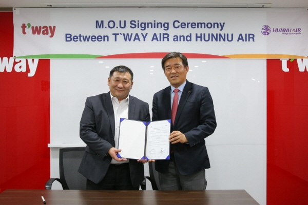 지난 4월 17일 티웨이항공 회의실에서 김형이 티웨이항공 경영본부장(右), 훈누에어(HUNNU AIR) 미스터 뭉크자갈 Munkhjargal Purevjal 대표(左)가 업무 협약'을 체결하고 기념촬영을 하고 있다.／사진=티웨이항공 제공