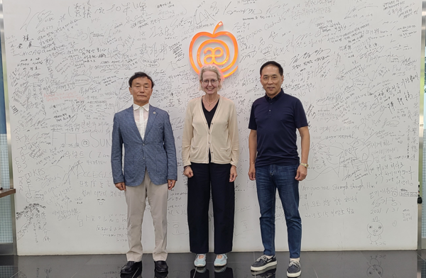 On the 5th, World Children Taekwondo Union (WCTU) President Rhee Sang-gi took a picture/photo to commemorate his visit with TAEKWONDO ACUTEL magazine publisher (Sibylle Maier) in the front lobby after reporting on the site/photo provided by World Children Taekwondo Union