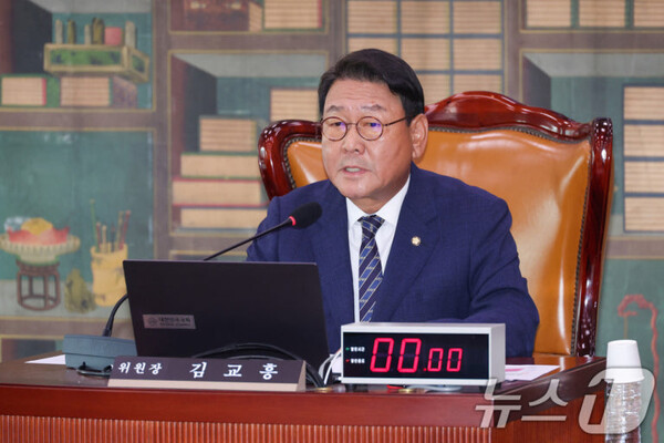 국회 문화체육관광위원회 전체회의를 주재하는 김교흥 위원장